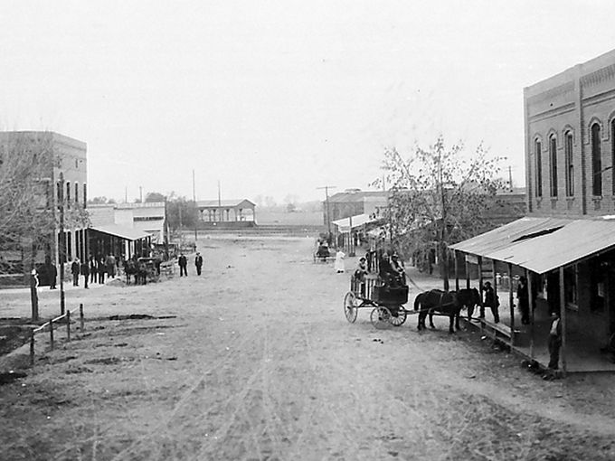 https://historicphoenixdistricts.com/wp-content/uploads/2016/02/Downtown-Glendale-Arizona-In-1910.jpg